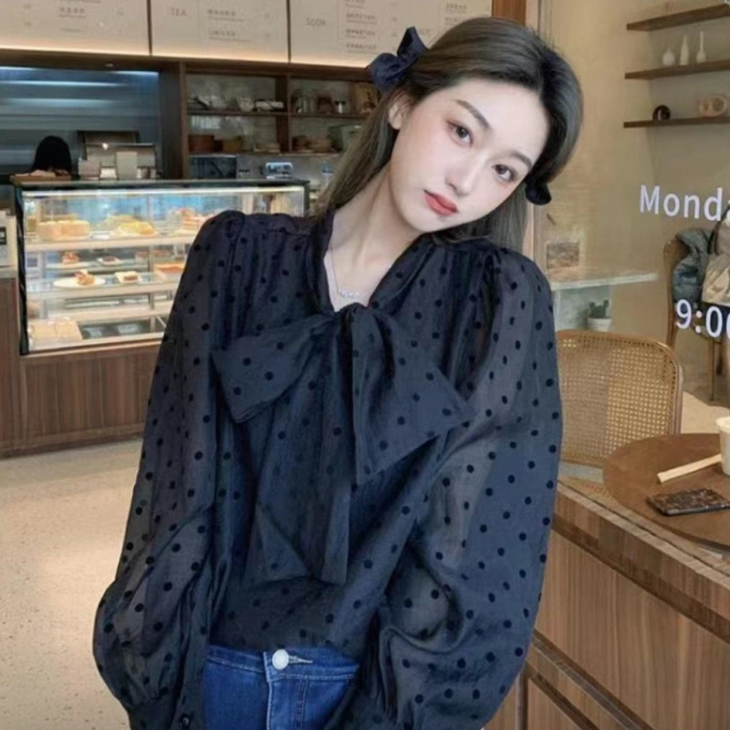 Γυναικεία μπλούζα από chiffon με πουά, φιόγκο, φουσκωτά μανίκια, λαιμό–φούλα, μακριά μανίκια, χαλαρή γραμμή