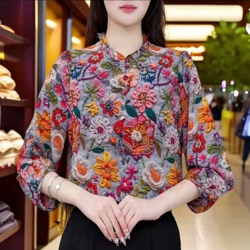 Γυναικεία φλοράλ μπλούζα από chiffon με στάσιμος γιακά και βολάν στην άκρη
