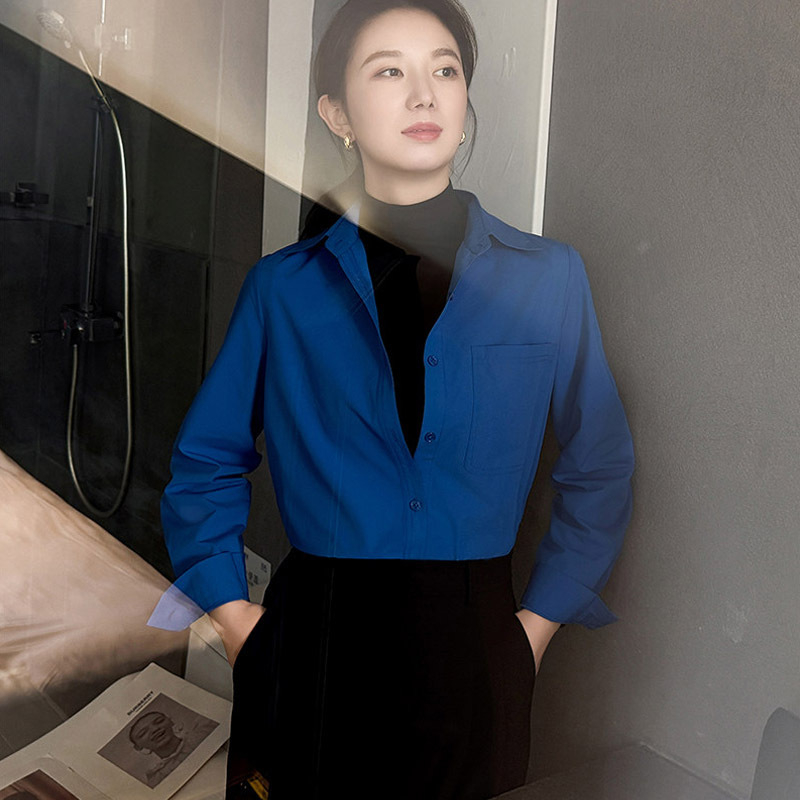 Γυναικείο πουκάμισο Klein blue, ελαφριά πολυτέλεια, αίσθηση υψηλής ποιότητας, επαγγελματικό στιλ, κορεατικός σχεδιασμός, δομημένος γιακά, διαστρωματωμένο πουκάμισο