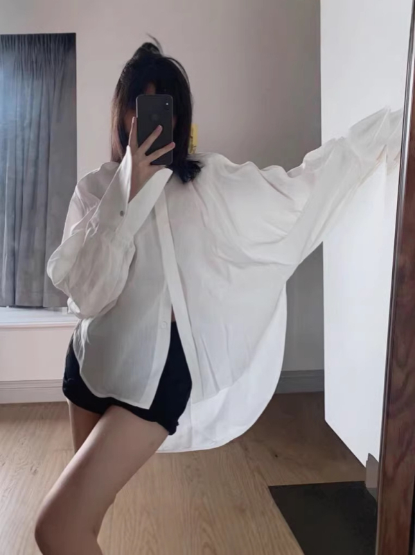 Γυναικεία oversize πουκάμισο από λινό και βαμβάκι, με μικρά χρυσά κουμπιά, μονόχρωμο, άνοιξη 2026