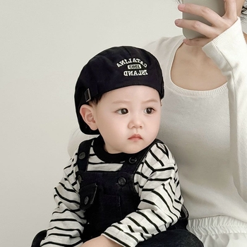 Gyerekeknek szóló sapka-beret tavasz–őszre, vékony, visszafordítható elülső csőrös résszel, napvédő, koreai stílusú betűkkel, unisex