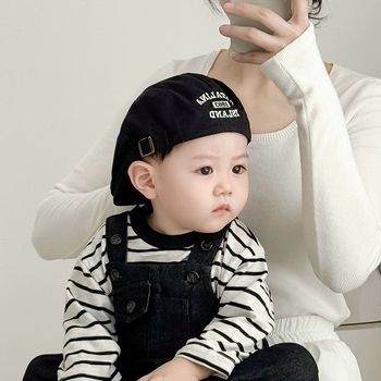 Gyerekeknek szóló sapka-beret tavasz–őszre, vékony, visszafordítható elülső csőrös résszel, napvédő, koreai stílusú betűkkel, unisex