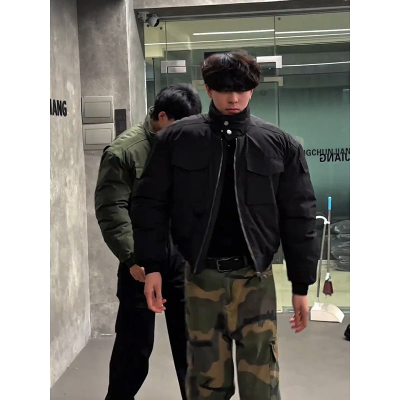 Vojensky zelený polyesterový vypchatý bomber kabát pre mužov, krátky zimný strih, stojací golier a rovný strih ramien