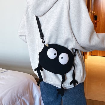 Ženska platnana crossbody torbica s crnom umjetnom krznom kuglom – mala, slatka i jedinstvena.