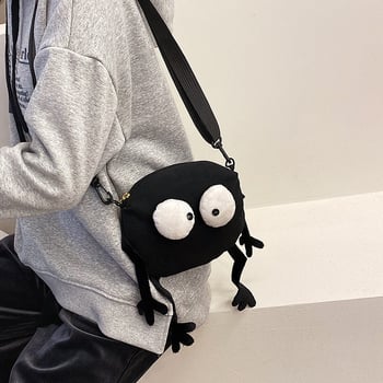 Ženska platnana crossbody torbica s crnom umjetnom krznom kuglom – mala, slatka i jedinstvena.