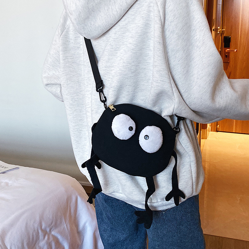 Ženska platnana crossbody torbica s crnom umjetnom krznom kuglom – mala, slatka i jedinstvena.