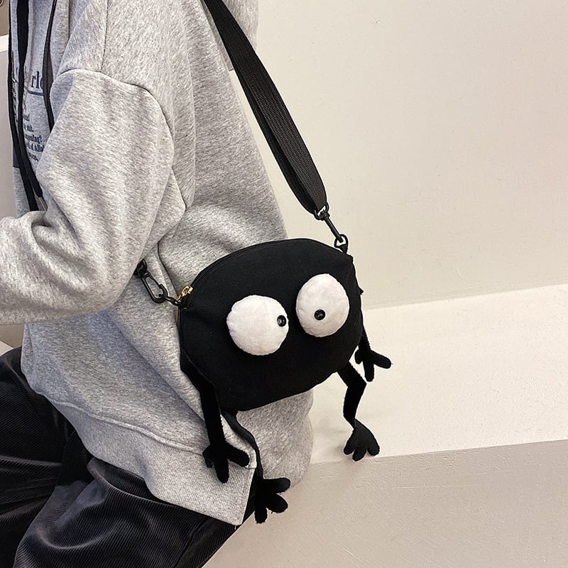 Ženska platnana crossbody torbica s crnom umjetnom krznom kuglom – mala, slatka i jedinstvena.