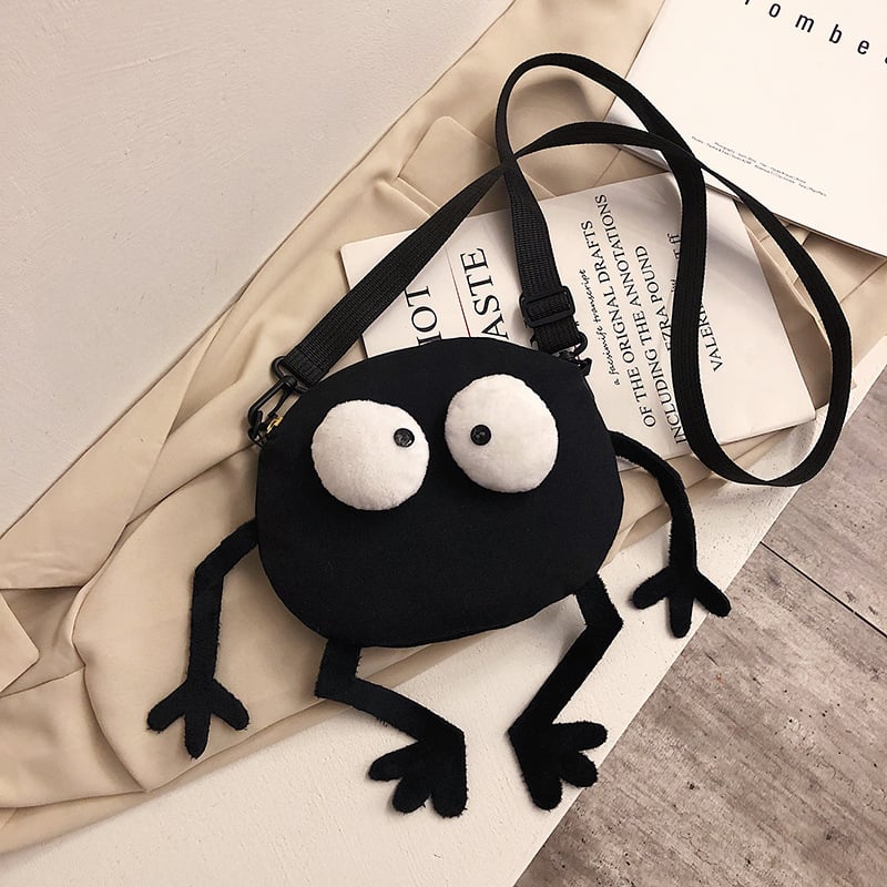 Ženska platnana crossbody torbica s crnom umjetnom krznom kuglom – mala, slatka i jedinstvena.