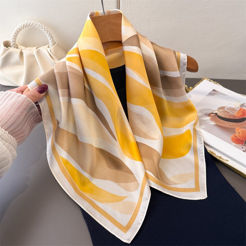 Τετράγωνο φουλάρι με gradient print από συνθετικό μετάξι, ευέλικτο γυναικείο αξεσουάρ