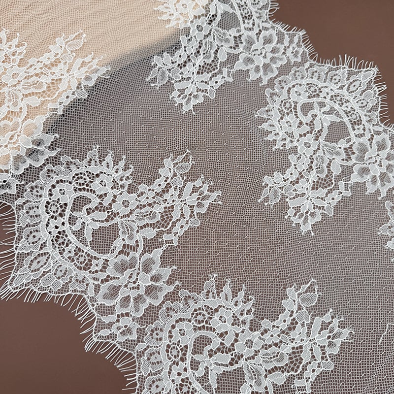 Neelastická krajka s očkami na širokom leme z nylonu, perforovaný lem sukne a rukávov, doplnky a materiály pre svadobné šaty