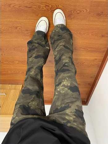 Ανδρικά τζιν καμουφλάζ με fleece επένδυση για φθινοπωρινό–χειμερινό, στενή γραμμή με ελαφριά καμπύλη, στυλ δρόμου