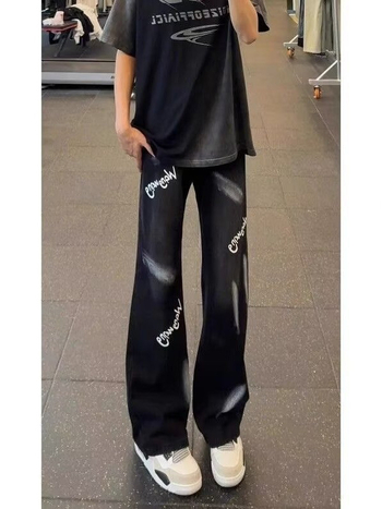 Ανδρικά τζίν από ντένιμ σε αμερικανικό street style, άνετη ίσια γραμμή, 2026 νέο σχέδιο