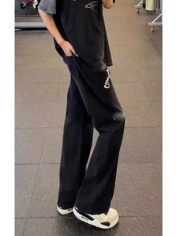 Ανδρικά τζίν από ντένιμ σε αμερικανικό street style, άνετη ίσια γραμμή, 2026 νέο σχέδιο