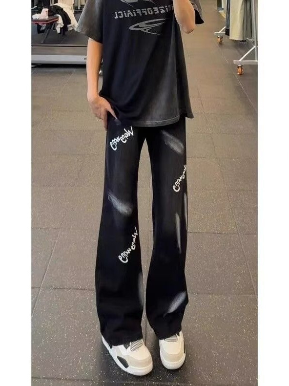Ανδρικά τζίν από ντένιμ σε αμερικανικό street style, άνετη ίσια γραμμή, 2026 νέο σχέδιο