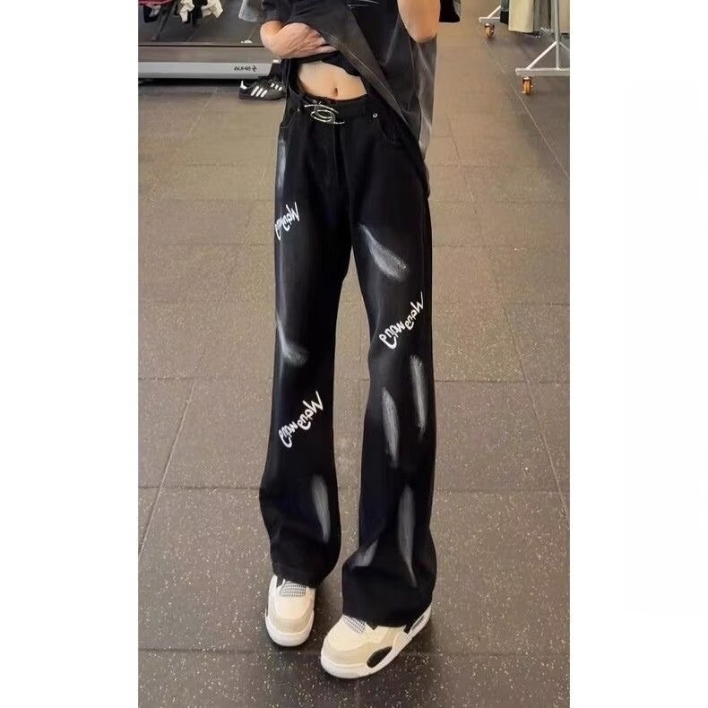 Ανδρικά τζίν από ντένιμ σε αμερικανικό street style, άνετη ίσια γραμμή, 2026 νέο σχέδιο