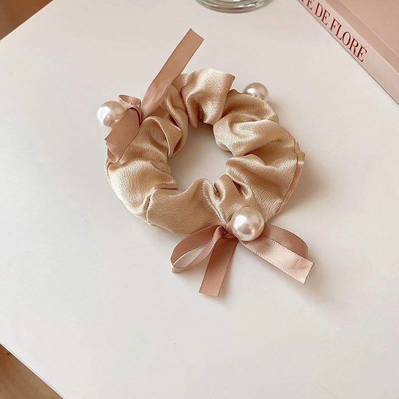 Perlová scrunchie pre ženy, elegantný nízky cop, doplnok do vlasov, pevná elastická gumička
