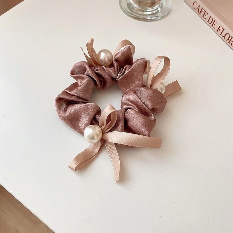 Perlová scrunchie pre ženy, elegantný nízky cop, doplnok do vlasov, pevná elastická gumička