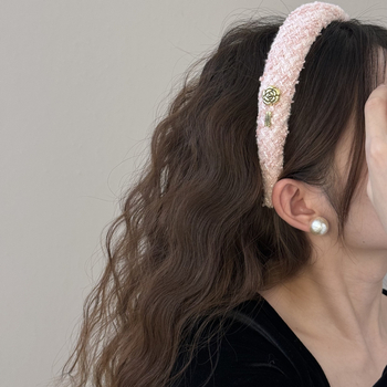 Francúzsky dievčenský štýl: ružová špongová čelenka s vysokou korunkou, retro Chanel-inšpirovaná široká čelenka na vlasy, sladká a elegantná, opticky zoštíhli tvár