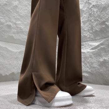 Ανδρικά καφέ παντελόνια σε κορεατικό στυλ, casual, με ελαφρύ φάρδο τελείωμα και μπροστινή σχισμή, μόδα δρόμου.