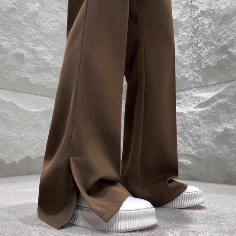 Ανδρικά καφέ παντελόνια σε κορεατικό στυλ, casual, με ελαφρύ φάρδο τελείωμα και μπροστινή σχισμή, μόδα δρόμου.