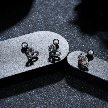 Cercei stud din oțel titan cu inimă înfășurată de șarpe, unisex, design minimalist, look premium