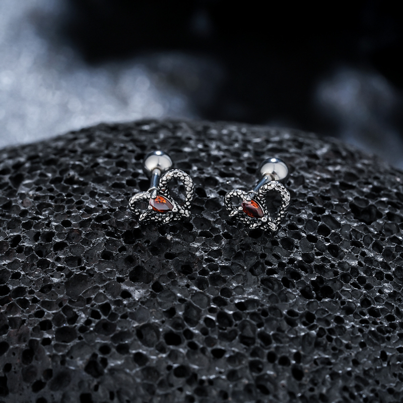 Cercei stud din oțel titan cu inimă înfășurată de șarpe, unisex, design minimalist, look premium