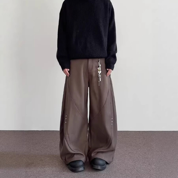 Ανδρικά παντελόνια σε αμερικάνικο ρετρό στυλ με ριβέ, κομμένα σε προσεκτική γραμμή, φαρδιά και ίσια εφαρμογή, καθημερινά.