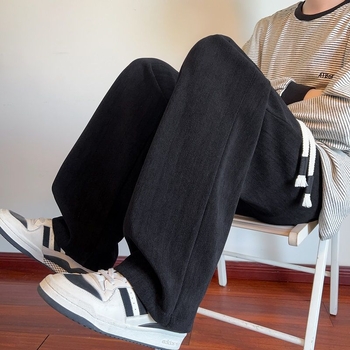 Μαύρα ανδρικά χαλαρά casual παντελόνια με αέρινο ύφασμα που πέφτει, φθινοπωρινά–χειμερινά, ίσιο κόψιμο με φαρδιά μπατζάκια