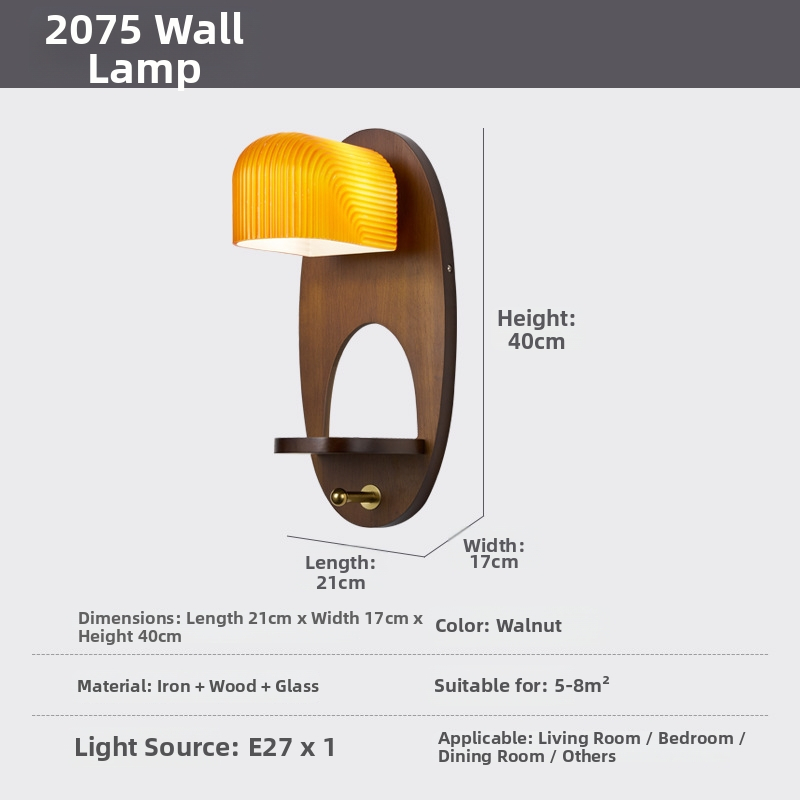 Nástenná lampa s skleneným tienidlom a dreveným telom, v štýle stredoveku, do obývačky a spálne