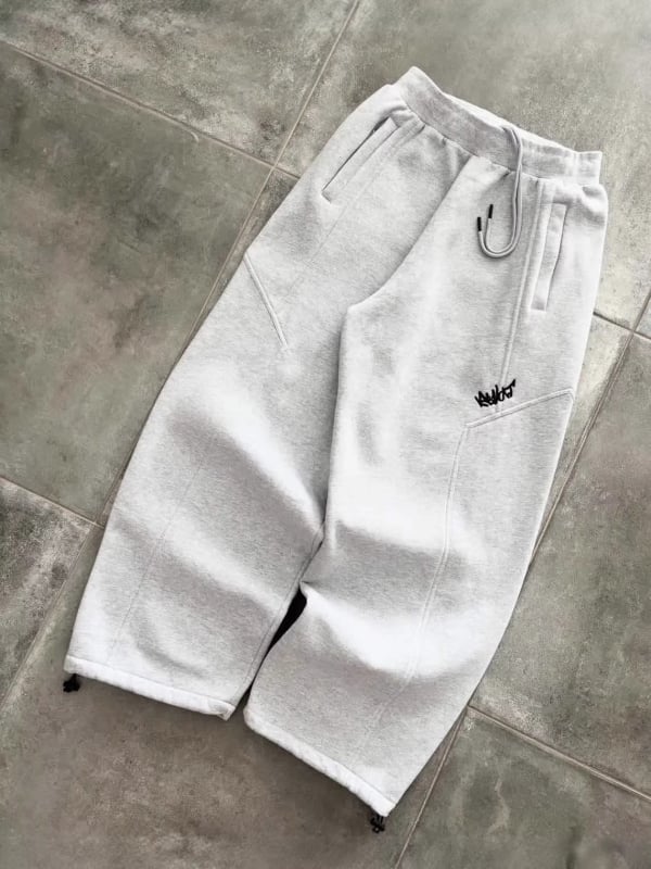 Pantaloni de trening pentru bărbați cu broderie cu litere simple, croială lejeră, talie elastică, largi, manșete la gleznă