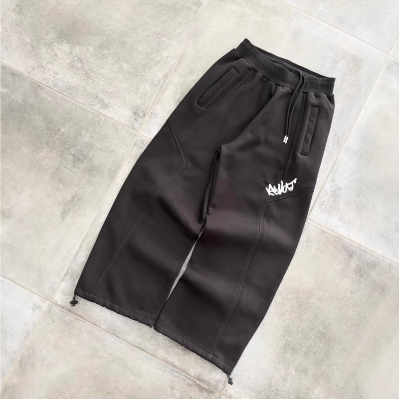 Pantaloni de trening pentru bărbați cu broderie cu litere simple, croială lejeră, talie elastică, largi, manșete la gleznă