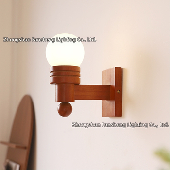 Nordická antická drevená guľová nástenná lampa s skleneným tienidlom, vintage retro 1970-tych, do obývačky a spálne.