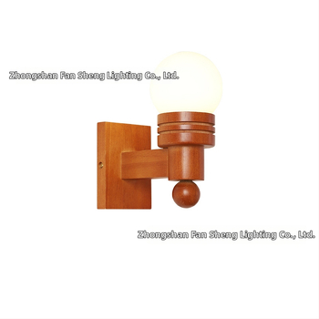 Nordická antická drevená guľová nástenná lampa s skleneným tienidlom, vintage retro 1970-tych, do obývačky a spálne.