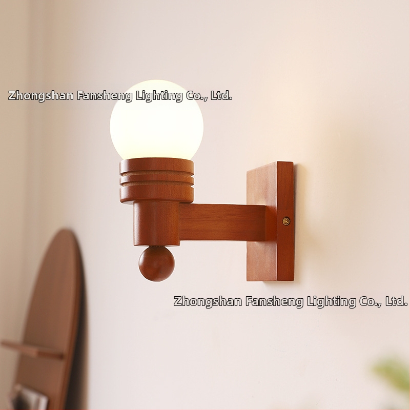 Nordická antická drevená guľová nástenná lampa s skleneným tienidlom, vintage retro 1970-tych, do obývačky a spálne.