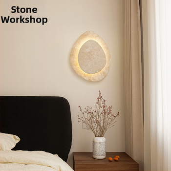 Žltá travertínová stenová lampa do spálne — dizajnérske svetlo v štýle mid-century lux