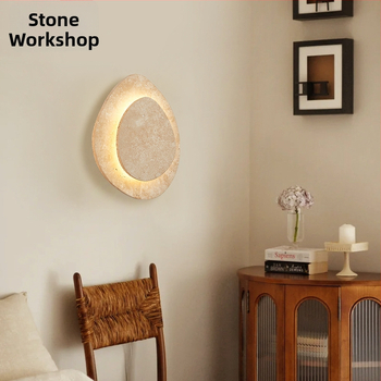 Žltá travertínová stenová lampa do spálne — dizajnérske svetlo v štýle mid-century lux