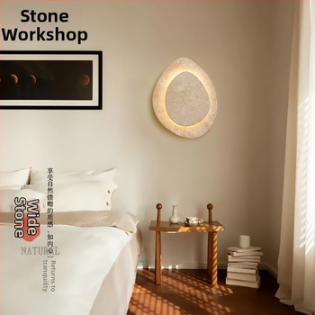 Žltá travertínová stenová lampa do spálne — dizajnérske svetlo v štýle mid-century lux