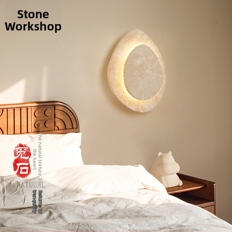 Žltá travertínová stenová lampa do spálne — dizajnérske svetlo v štýle mid-century lux