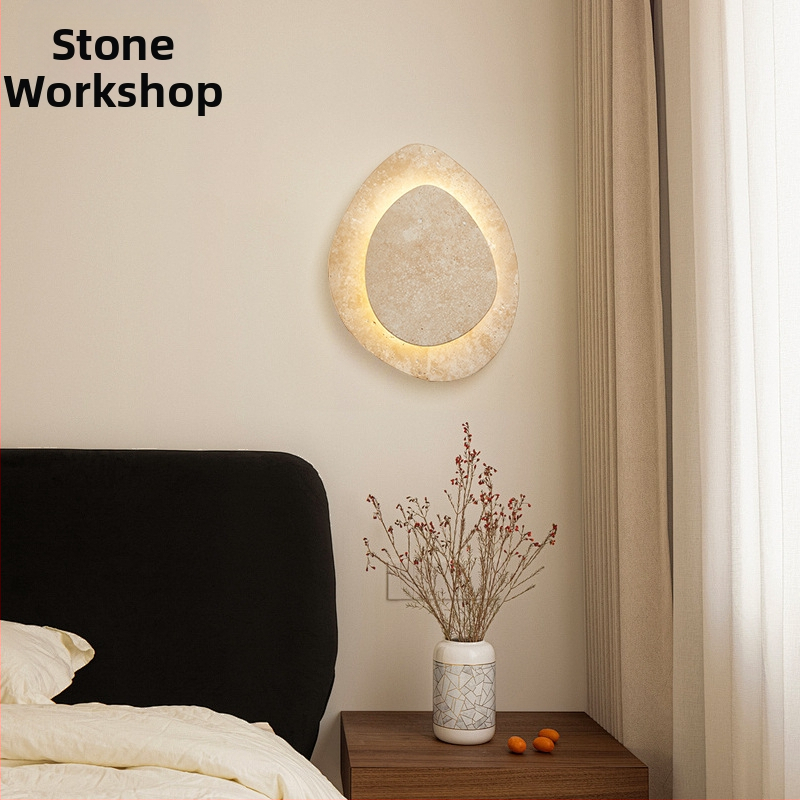 Žltá travertínová stenová lampa do spálne — dizajnérske svetlo v štýle mid-century lux