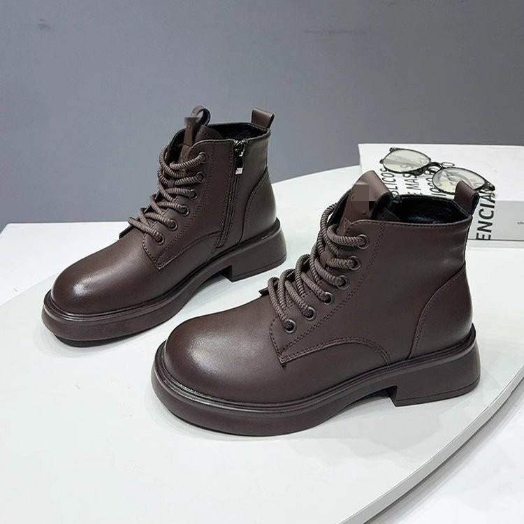 Γυναικεία μποτάκια σε street-stil από μαλακό δέρμα με παχιά σόλα, βρετανικού στυλ για τον χειμώνα