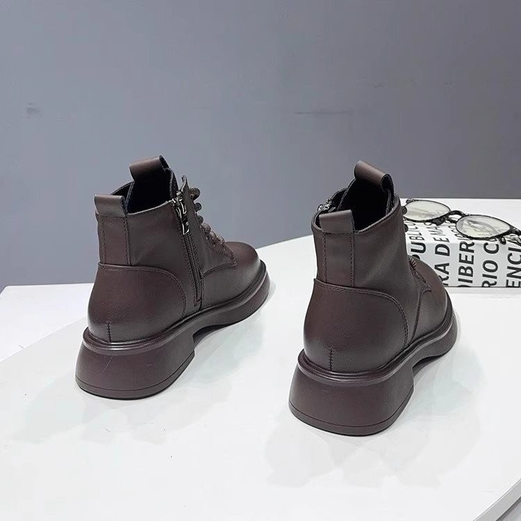 Γυναικεία μποτάκια σε street-stil από μαλακό δέρμα με παχιά σόλα, βρετανικού στυλ για τον χειμώνα