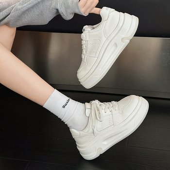 Γυναικείες λευκές δερμάτινες sneakers με πλατφόρμα 6 εκ., γούνινη επένδυση και σόλα από EVA αφρό, casual παπούτσια για την άνοιξη του 2026