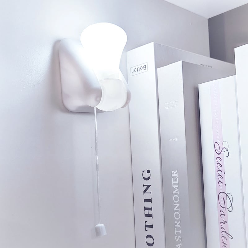 Minimalistická mini LED nástenná lampička s ťahacím vypínačom – nočná lampa do spálne