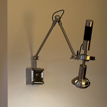 Retro priemyselný štýl stenová lampa s hojacím ramenom, vhodná do kaviarne, spálne a vstupnej haly; kreatívne, nastaviteľné osvetlenie