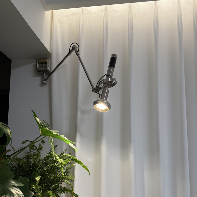 Retro priemyselný štýl stenová lampa s hojacím ramenom, vhodná do kaviarne, spálne a vstupnej haly; kreatívne, nastaviteľné osvetlenie