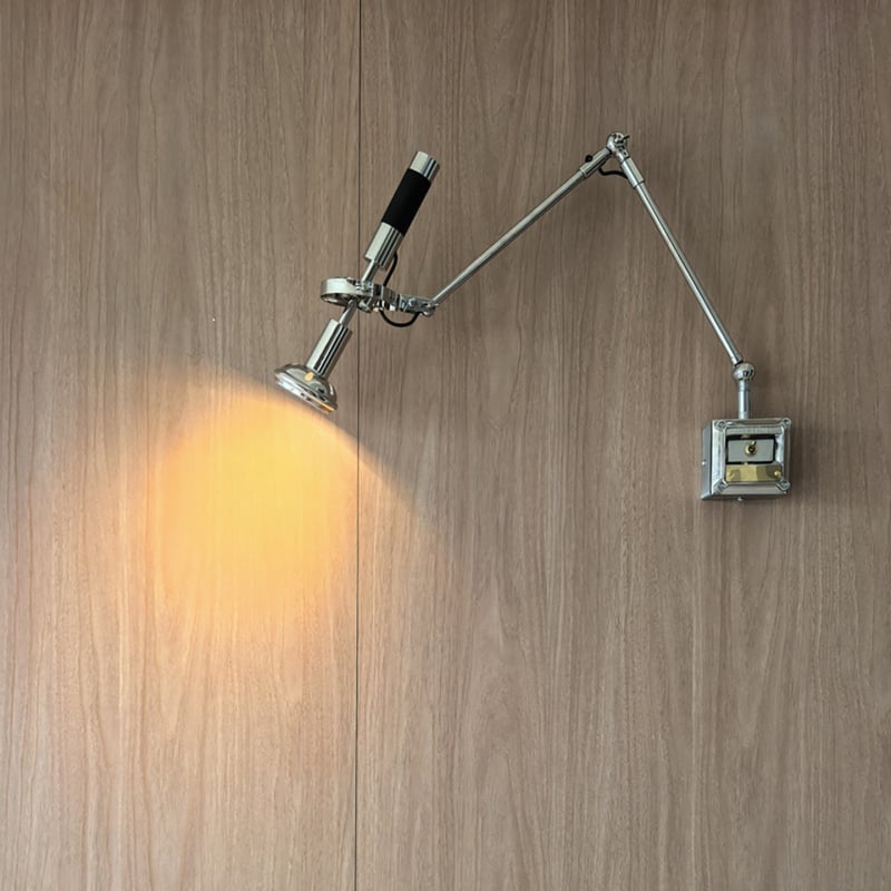 Retro priemyselný štýl stenová lampa s hojacím ramenom, vhodná do kaviarne, spálne a vstupnej haly; kreatívne, nastaviteľné osvetlenie