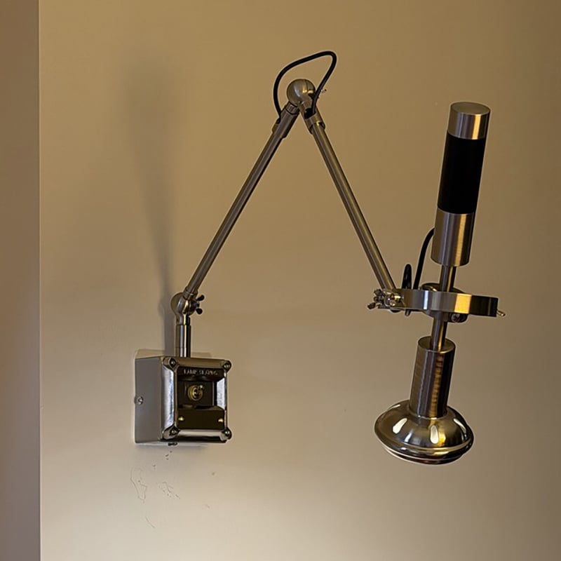 Retro priemyselný štýl stenová lampa s hojacím ramenom, vhodná do kaviarne, spálne a vstupnej haly; kreatívne, nastaviteľné osvetlenie