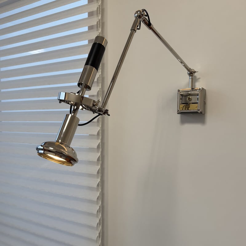 Retro priemyselný štýl stenová lampa s hojacím ramenom, vhodná do kaviarne, spálne a vstupnej haly; kreatívne, nastaviteľné osvetlenie