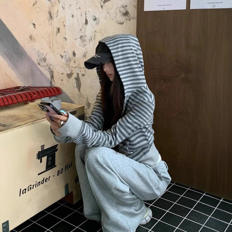 Γυναικείο cardigan-sweatshirt με κουκούλα σε κορεατικό στυλ, αντίθετες ρίγες, φλίς επένδυση, στενή γραμμή, κοντό σχέδιο, φθινοπωρινό-χειμερινό 2025