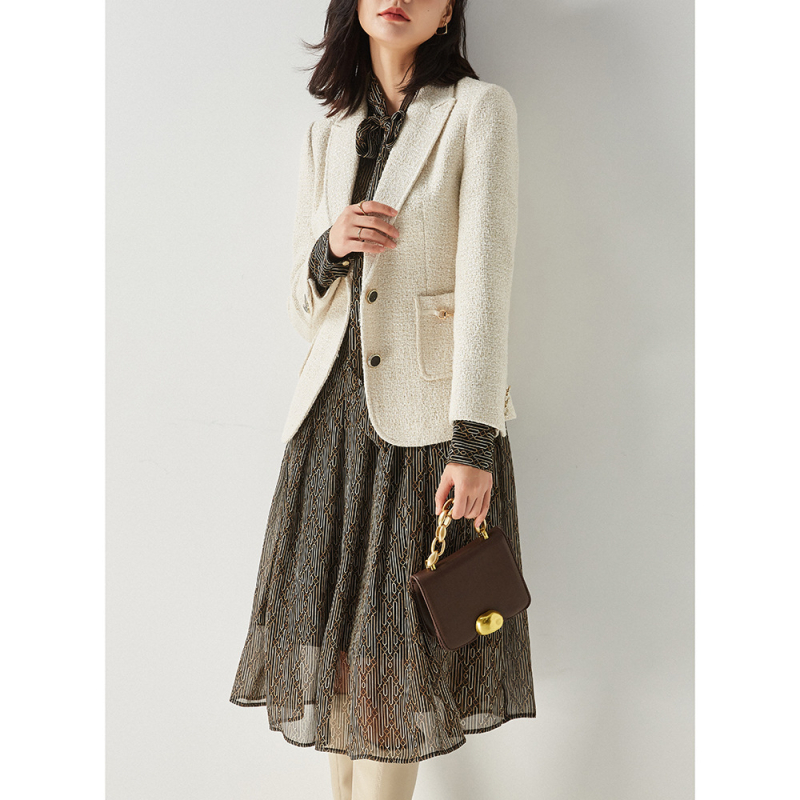 Shengdu γυναικείο tweed blazer, άνοιξη 2026, Chanel στιλ, χρυσές ίνες, γιακάς με πέτο, μονόκουμπη, τσέπες ραφτές, κοντό σακάκι